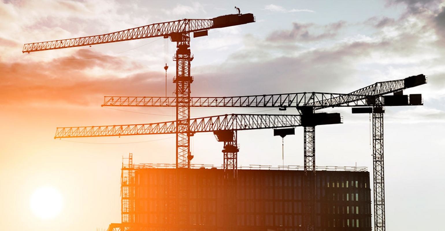 Construction-Cranes_GettyImages-865406788_1024.jpg